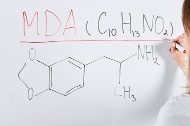 beyaz tahta üzerinde mda yazma kadın kırpılmış görünümü 