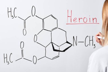 beyaz tahta üzerinde kimyasal formül yazma kadın kırpılmış görünümü 