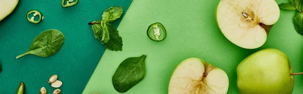 Tiro Panorâmico Pimentas Maçãs Sementes Abóbora Fundo Verde — Fotografia de Stock