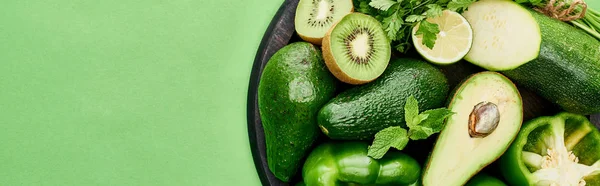 Panoramic Shot Avocados Kiwi Lime Peppers Zucchini Greenery Pizza Skillet — Stock Photo, Image