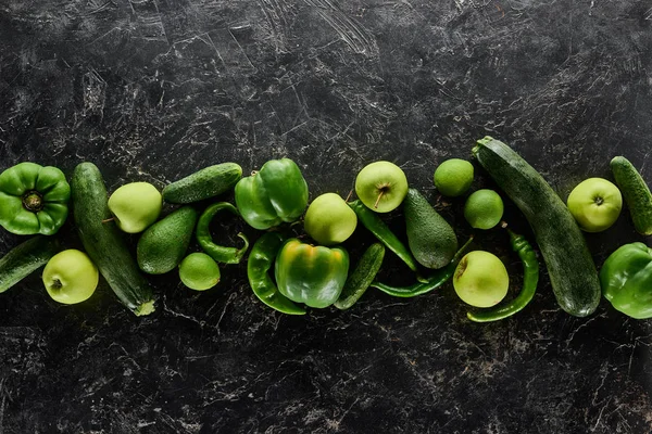 Taze Salatalık Elma Limon Biber Avokado Kabak Üst Görünümü — Stok fotoğraf