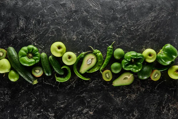 Taze Salatalık Elma Limon Biber Avokado Kabak Üst Görünümü — Stok fotoğraf