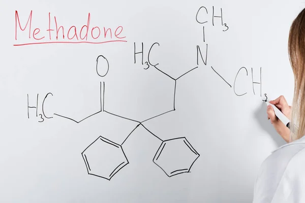 Περικομμένη Όψη Της Γυναίκας Γράφοντας Χημική Φόρμουλα Λευκό Πίνακα — Φωτογραφία Αρχείου