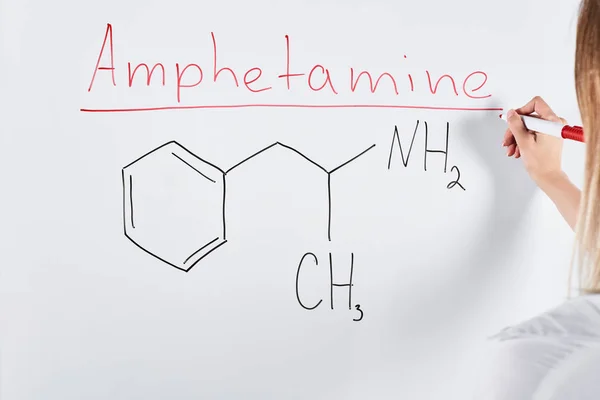 Bijgesneden Beeld Van Vrouw Schrijven Van Amfetamine Wit Bord — Stockfoto