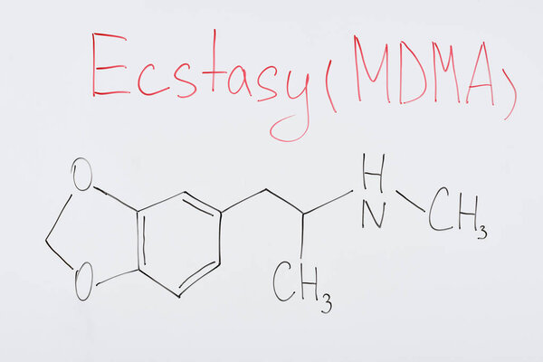 вид сверху на белую доску с химической формулой и надписью экстази (mdma
)