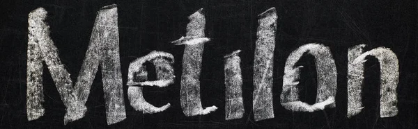 全景拍摄的黑色粉笔板与字母梅蒂隆 — 图库照片