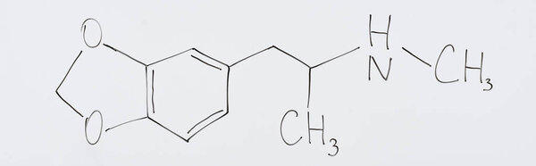 панорамный снимок белой доски с химической формулой в лаборатории
 