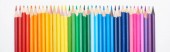 Panoramatický záběr duhového spektra vyrobený přímou řadou barevných tužek izolovaných na bílém