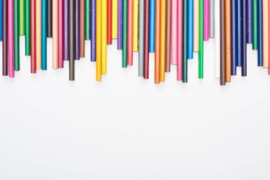 Beyaz üzerine izole edilmiş parlak renk keskinleştirilmiş kalemler