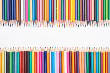 Kopyalama alanı ile beyaza yalıtılmış renkli kalemler