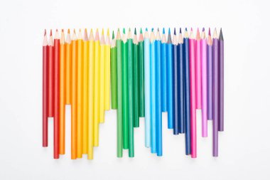 Gökkuşağı spektrumu beyaz izole keskinleştirilmiş renkli kalemler ile yapılan