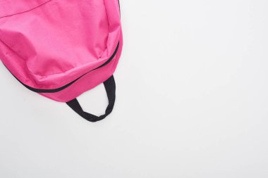 Beyaz izole parlak pembe okul çantası üst görünümü