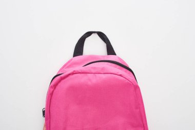 Kapalı parlak pembe okul çantası beyaz izole