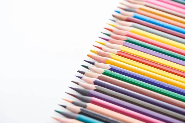 Foco Seletivo Lápis Coloridos Afiados Branco — Fotografia de Stock