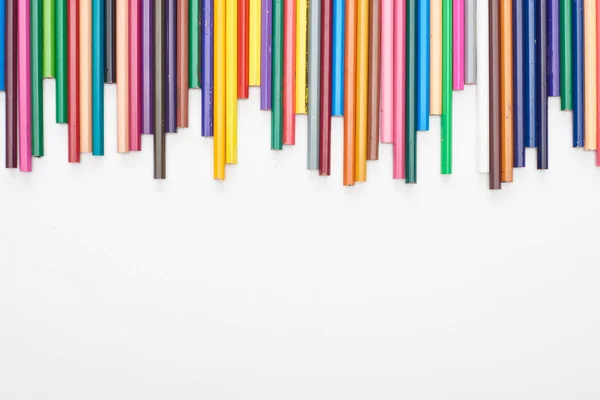 Beyaz Üzerine Izole Edilmiş Parlak Renk Keskinleştirilmiş Kalemler — Stok fotoğraf