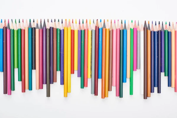不同尺寸的线条彩色铅笔隔离在白色 — 图库照片