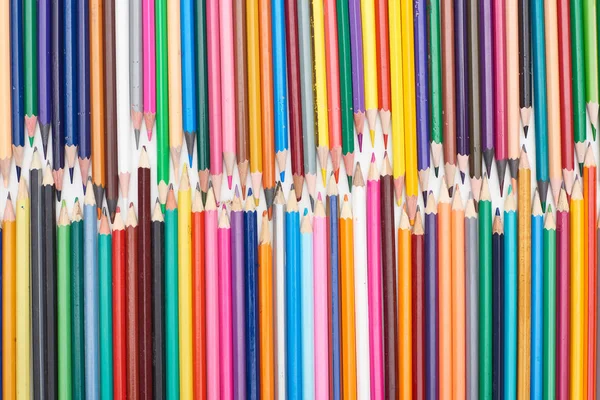 Δύο Γραμμές Διαφορετικού Μεγέθους Ακονισμένα Μολύβια Χρωμάτων — Φωτογραφία Αρχείου