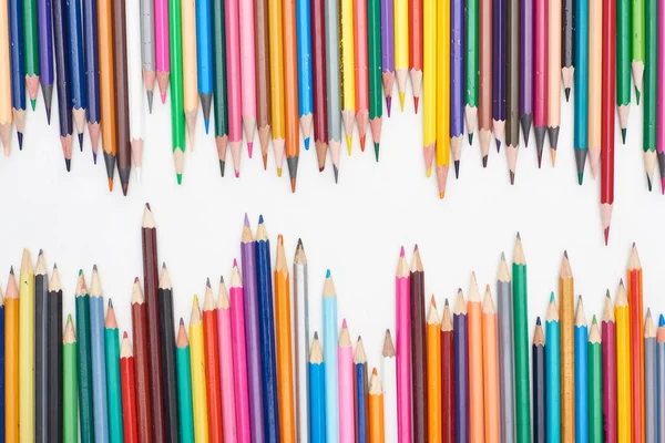 Beyaz Izole Farklı Boyutlarda Renk Kalemler Iki Satır — Stok fotoğraf