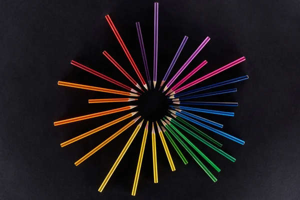 Gradient Widma Tęczowego Wykonany Kolorowych Ołówków Wyizolowanych Czarno — Zdjęcie stockowe