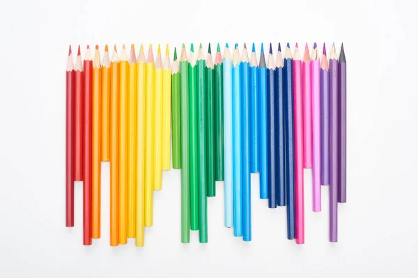彩虹光谱与锐化彩色铅笔隔离在白色 — 图库照片