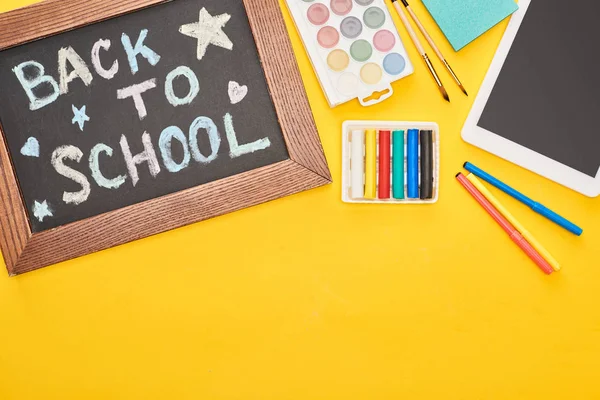 Pizarra Marco Madera Con Inscripción Regreso Escuela Cerca Útiles Escolares — Foto de Stock