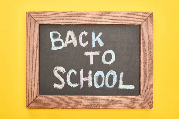 Chalkboard Moldura Madeira Com Volta Inscrição Escola Fundo Amarelo — Fotografia de Stock
