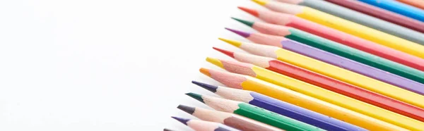 Beyaz Izole Renkli Kalemler Satır Panoramik Çekim — Stok fotoğraf