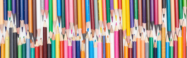 Панорамный снимок двух линий разных размеров цветных карандашей
