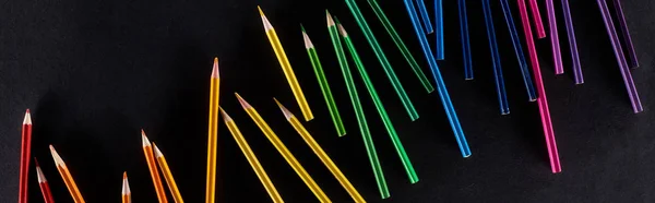 Panoramiczny Strzał Gradientu Tęczy Wykonane Zaostrzone Kredki Kolor Izolowane Czarno — Zdjęcie stockowe