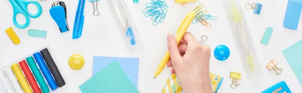 Tiro Panorâmico Mão Estudante Com Caneta Amarela Perto Artigos Papelaria — Fotografia de Stock