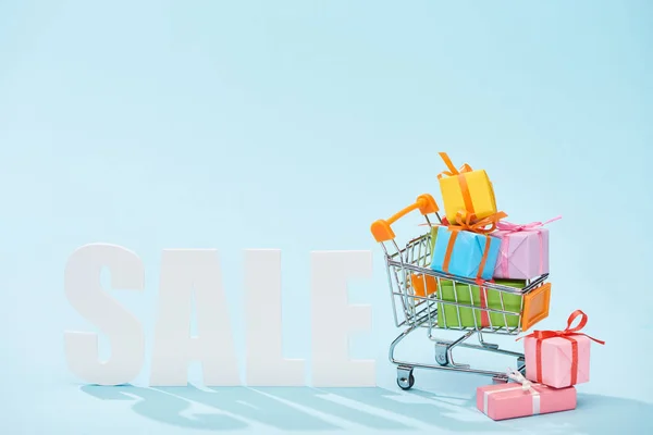 White Sale Lettering Festive Gift Boxes Bows Shopping Cart Blue — Stock Photo, Image