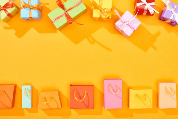 Top Uitzicht Van Feestelijke Verpakt Geschenken Boodschappentassen Heldere Oranje Achtergrond — Stockfoto