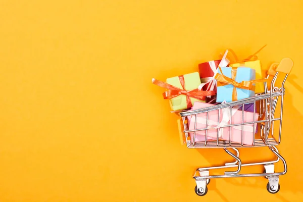 Felülnézet Bevásárlókosárba Ajándékokat Élénk Narancssárga Háttér — Stock Fotó