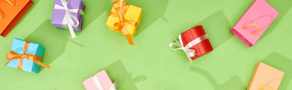 Draufsicht Auf Verstreute Geschenkboxen Und Einkaufstüten Auf Grünem Hintergrund Panoramaaufnahme — Stockfoto