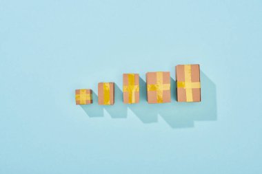 kopya alanı ile mavi arka plan üzerinde kapalı karton kutuları üst görünümü