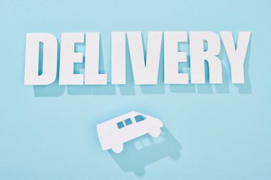 mavi arka plan üzerinde mini van üzerinde gölge ile beyaz teslimat yazıt