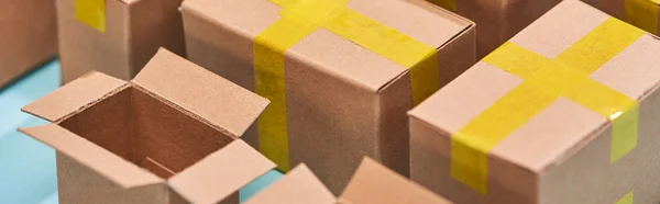 Vista Panorâmica Caixas Postais Miniatura Com Fita Adesiva Amarela — Fotografia de Stock