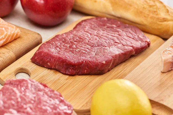 Carne Fresca Cruda Tabla Cortar Madera Cerca Limon6 Manzanas Baguette — Foto de Stock