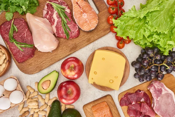 Vista Superior Carne Variada Aves Peixes Com Vegetação Queijo Tábuas — Fotografia de Stock