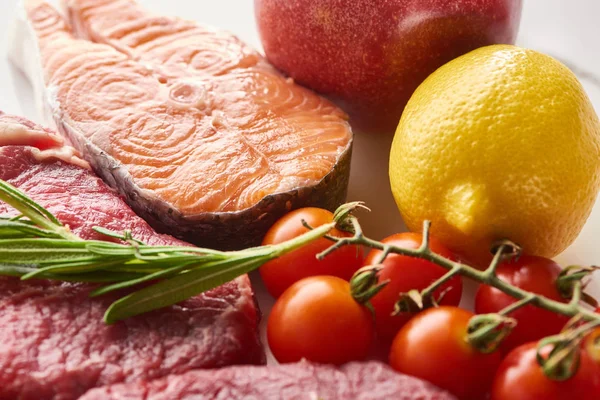 Nahaufnahme Von Rohem Lachssteak Der Nähe Von Fleisch Mit Rosmarinzweigen — Stockfoto