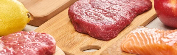 Panorámica Carne Cruda Tablas Cortar Madera Salmón Cerca Limón Manzana —  Fotos de Stock