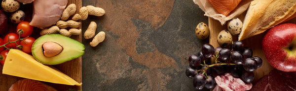 Панорамный кадр из свежих фруктов и овощей на деревянной доске с сырой мясом из рыбы и птицы на мраморной поверхности
