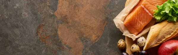 Панорамный Снимок Деревянной Доски Сырым Лососем Пергаментной Бумаге Возле Перепелиных — стоковое фото