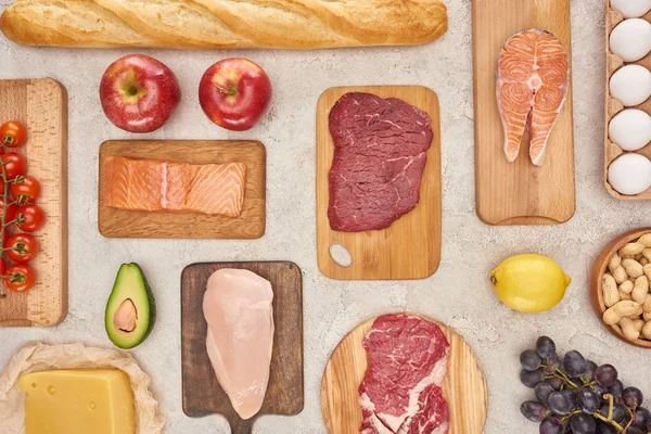 Felülnézet Válogatott Hús Baromfi Hal Tojás Gyümölcsök Zöldségek Sajt Baguette — Stock Fotó