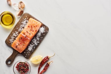ahşap kesme tahtası üzerinde baharat ile çiğ somon biftek üst görünümü