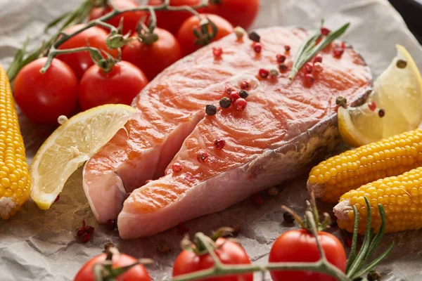 Rauwe Verse Zalm Met Specerijen Citroen Maïs Tomaten — Stockfoto