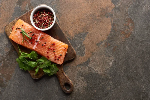 Top Uitzicht Van Rauwe Verse Zalm Met Peperkorrels Peterselie Houten — Stockfoto