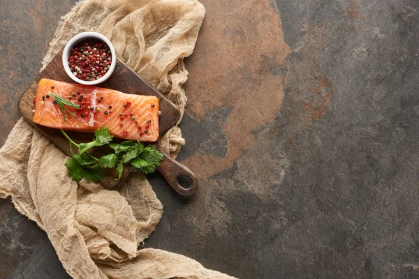 Top View Raw Fresh Salmon Peppercorns Parsley Wood Cutting Board — Stok Foto