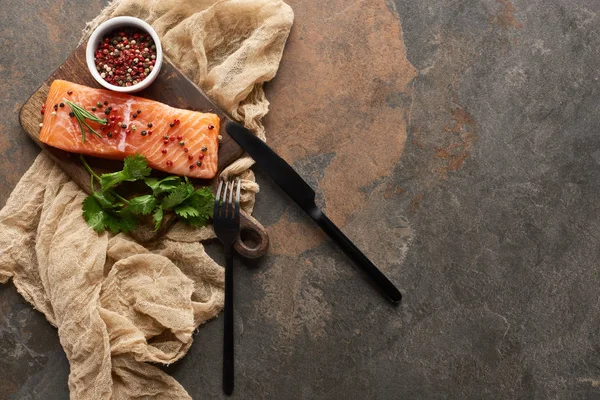 Vista Dall Alto Salmone Fresco Crudo Con Grani Pepe Prezzemolo — Foto Stock