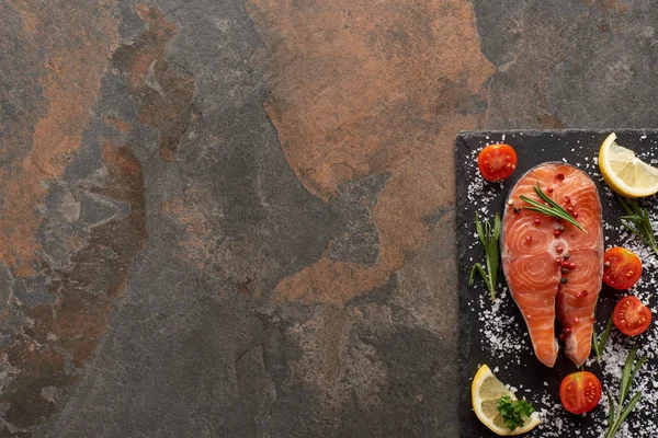 돌판에 조미료와 토마토와 연어의 — 스톡 사진
